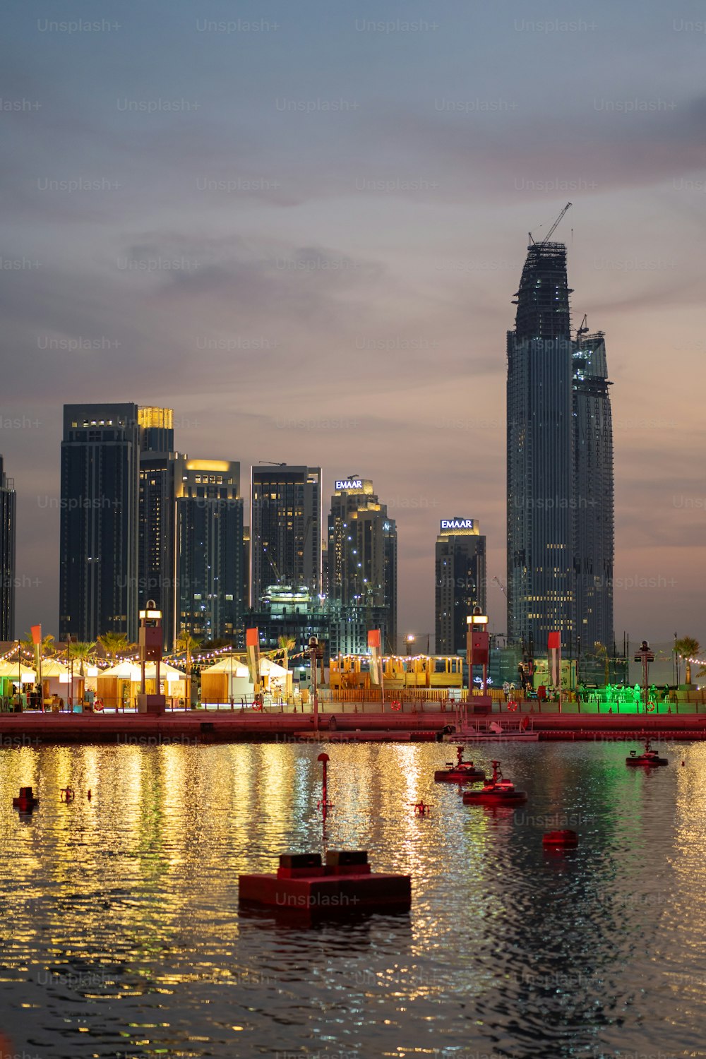 Edifici dello skyline della città del festival di Dubai durante i soli