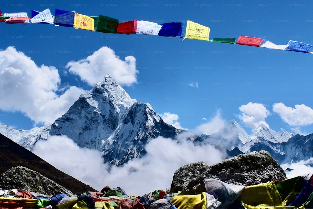 Una hermosa toma del monte Everest con banderas de oración en primer plano