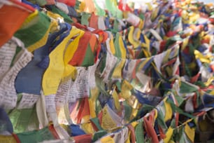 Drapeaux tibétains suspendus à un temple bouddhiste au Ladakh, en Inde
