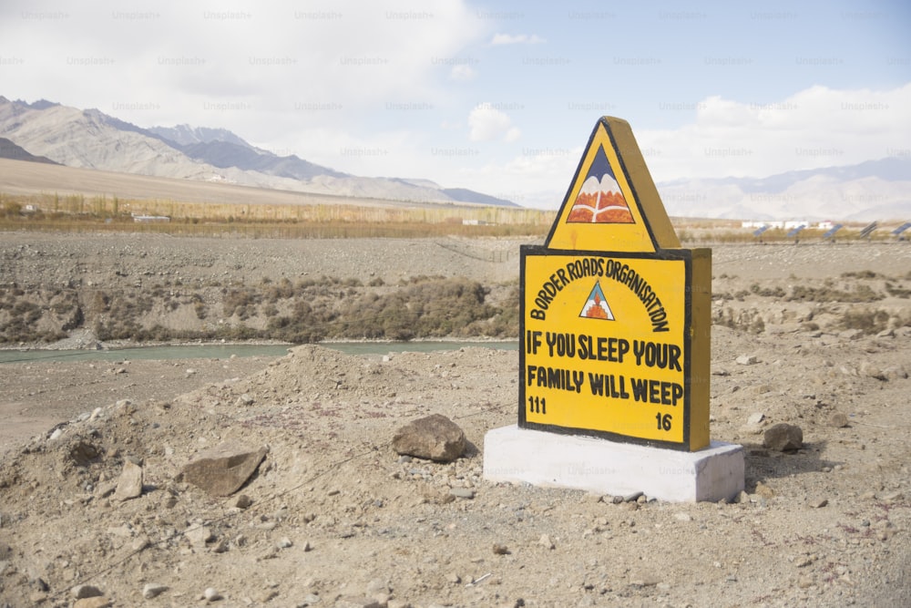 Verkehrswarnsignale, die typisch für Ladakh in Nordindien sind