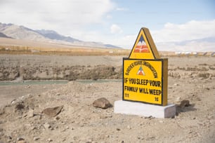 Señales de advertencia de tráfico típicas de Ladakh en el norte de la India