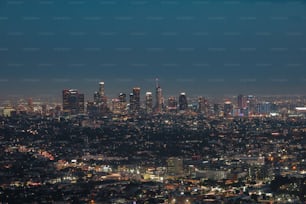 El horizonte de Los Ángeles por la noche en California, EE. UU.