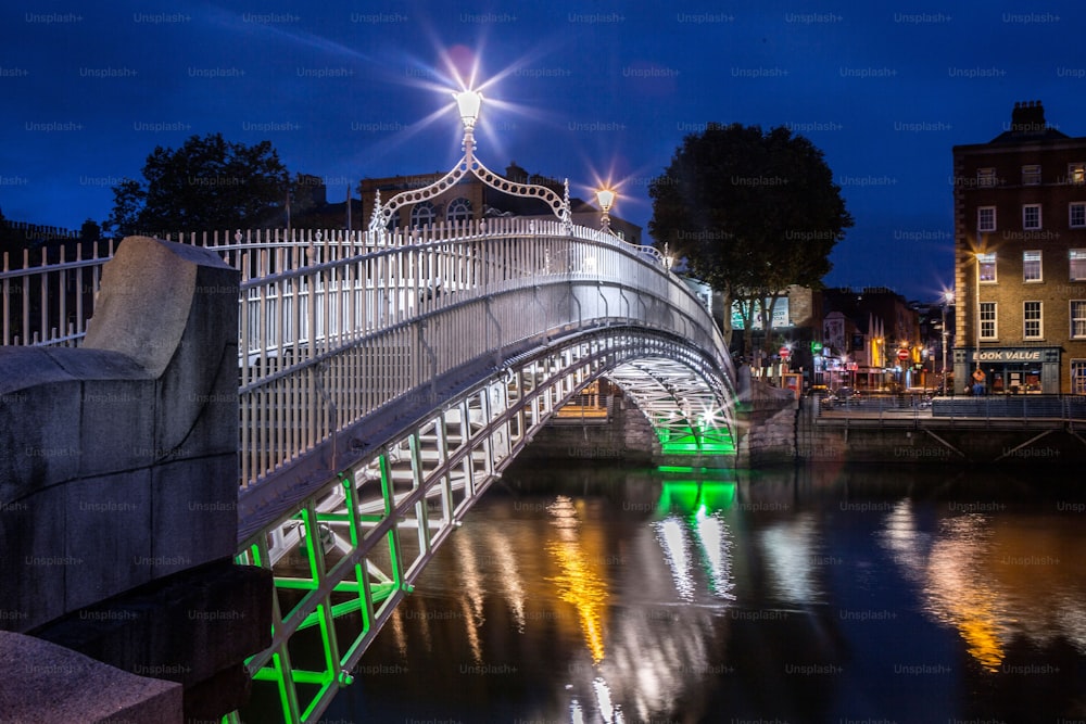 Penny Bridge no centro de Dublin, Irlanda