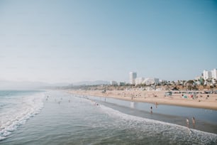 Le persone che si rilassano sulla spiaggia di Santa Monica in California, USA
