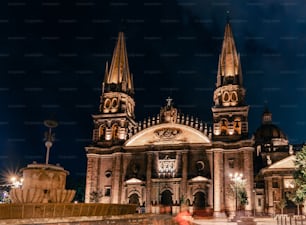 O horizonte hipnotizante da Catedral de Guadalajara, no México, capturado sob a luz contra o céu noturno