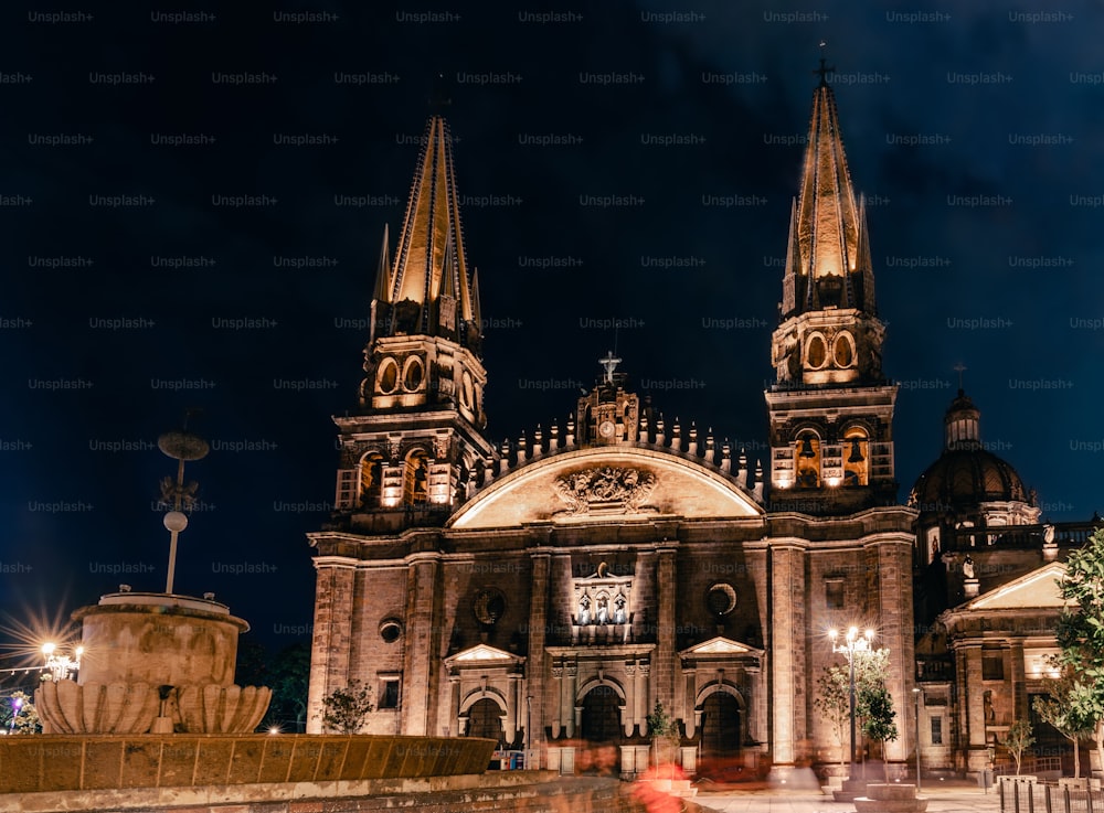 멕시코 과달라하라 대성당의 매혹적인 스카이라인은 밤하늘을 배경으로 한 빛 아래 포착되었습니다.