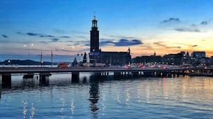 Una vista panorámica de la hermosa ciudad de Estocolmo en Suecia al atardecer