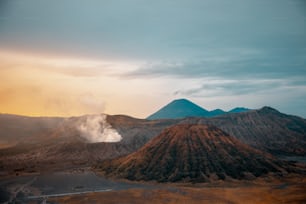 Il Parco Nazionale di Bromo Tengger Semeru in Indonesia, con caldere, montagne e un cielo colorato