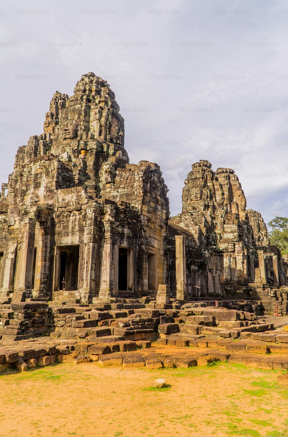Uma foto vertical do Templo Bayon dentro do complexo do templo de Angkor Wat