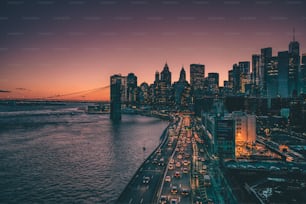 Le pont de Manhattan le soir, États-Unis