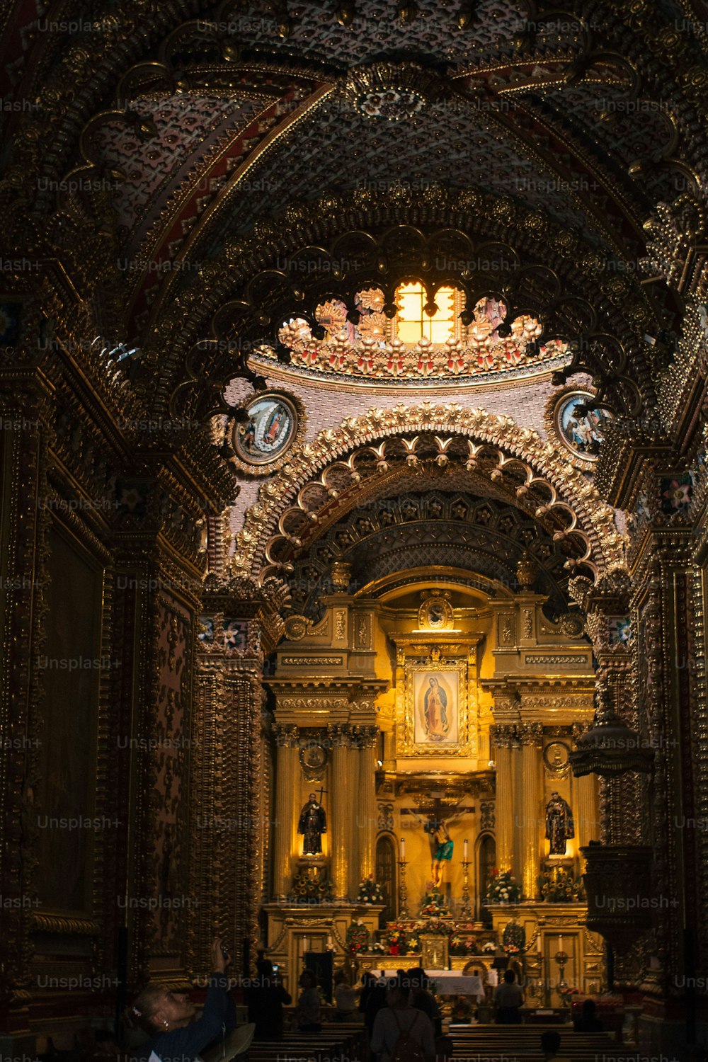 メキシコのモレリアにあるモレリア大聖堂の内部の垂直ショット