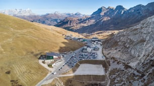Vista aérea de la carretera del puerto de montaña de Passo Pordoi en los Dolomitas italianos cerca de Cortina d'Ampezzo durante el otoño