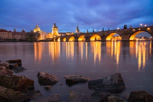 Il ponte Carlo che attraversa il fiume Moldava di notte, Praga, Repubblica Ceca