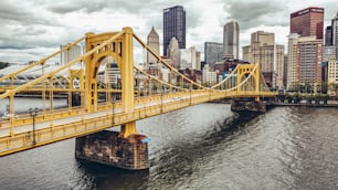 Ein wunderschöner Blick auf die berühmte Rachel Carson Bridge in Pittsburgh, Pennsylvania