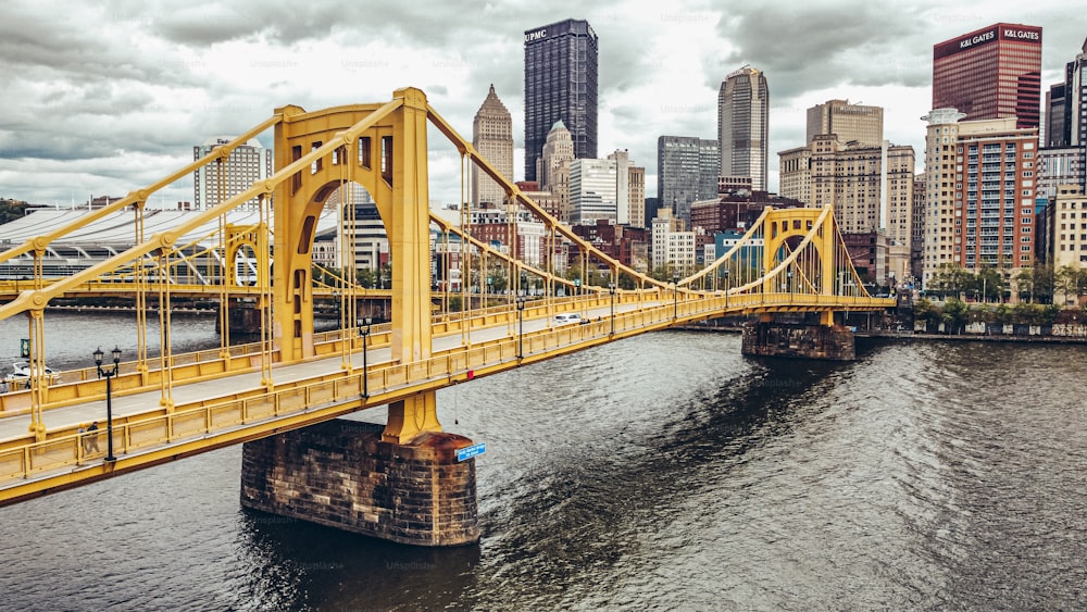 Una splendida vista del famoso Rachel Carson Bridge a Pittsburgh, in Pennsylvania