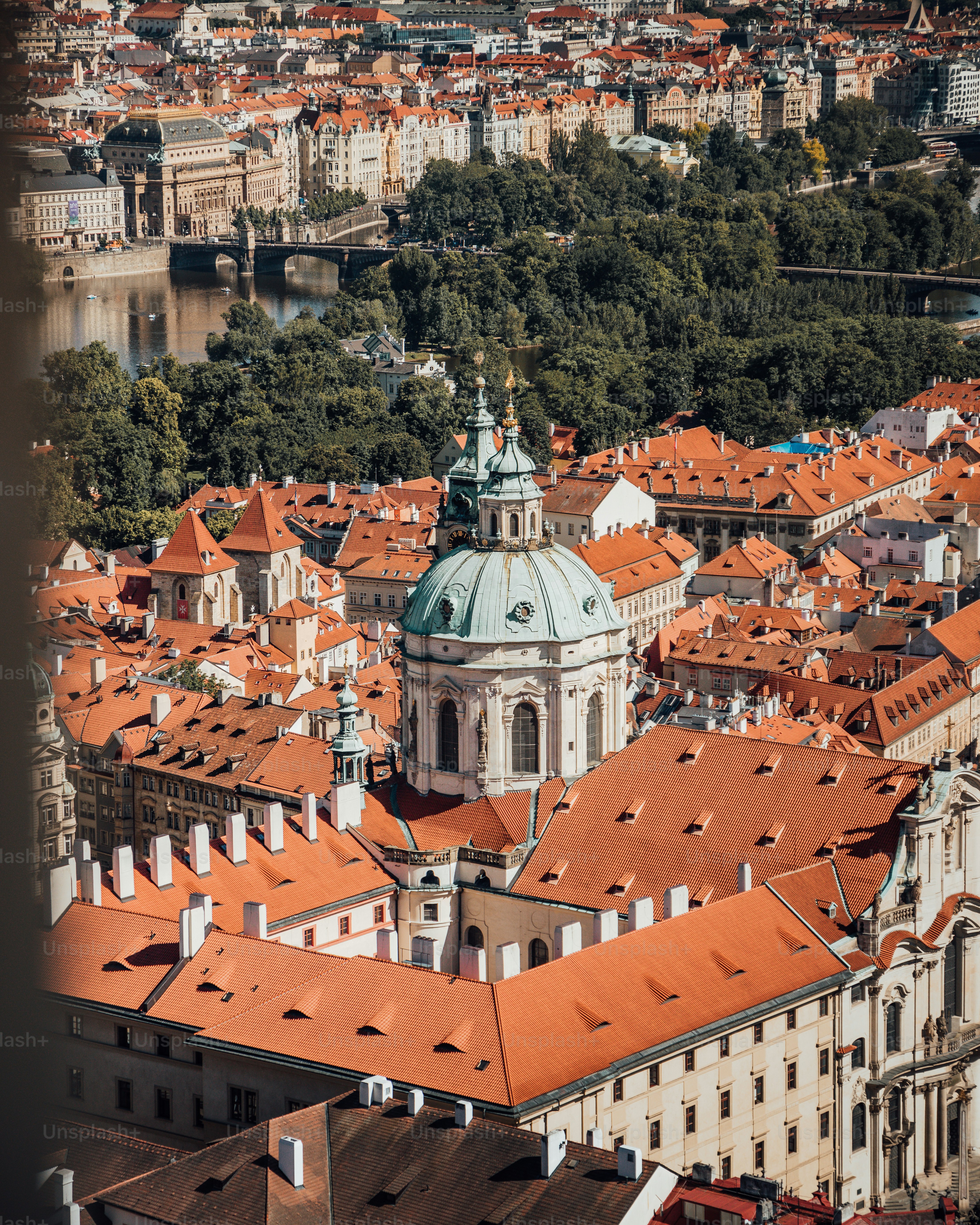 Vista de la iglesia de San Nicolás, Ciudad Pequeña, Praga, República Checa