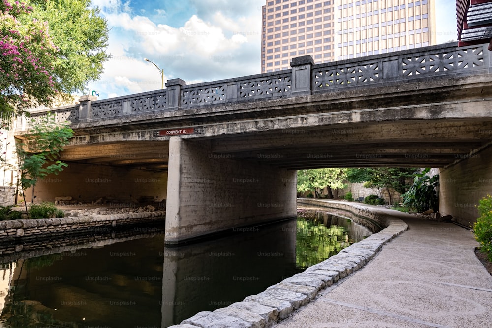 Uma ponte sobre o rio em San Antonio