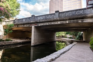 Un puente sobre el río en San Antonio
