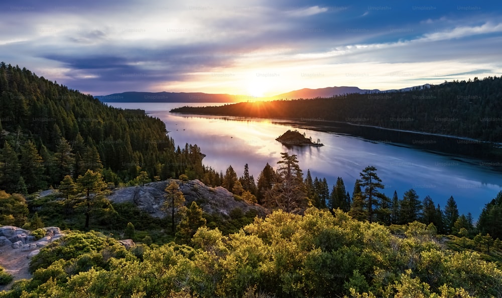 タホ湖の日の出の息を呑むような景色、シエラ、ネバダ、アメリカ合衆国