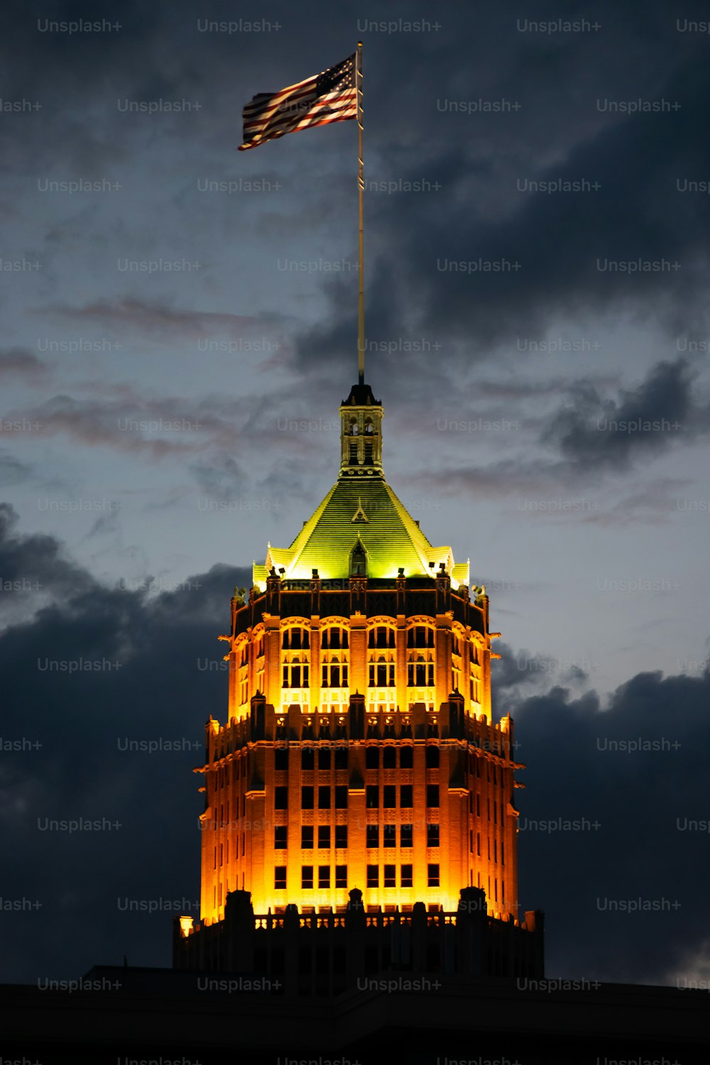 O edifício Tower Life em San Antonio Texas à noite