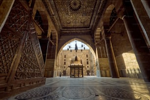 Eine mittelalterliche Moschee-Madrasa in Kairo mit aufwendigen Dekorationen und architektonischen Merkmalen