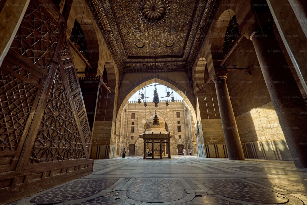 복잡한 장식과 건축적 특징을 지닌 중세 카이로의 모스크 마드라사
