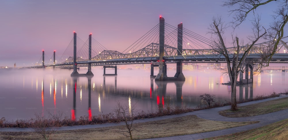 Die Interstate 65 Highway-Brücke über den Ohio River mit Langzeitbelichtung an einem nebligen Tag