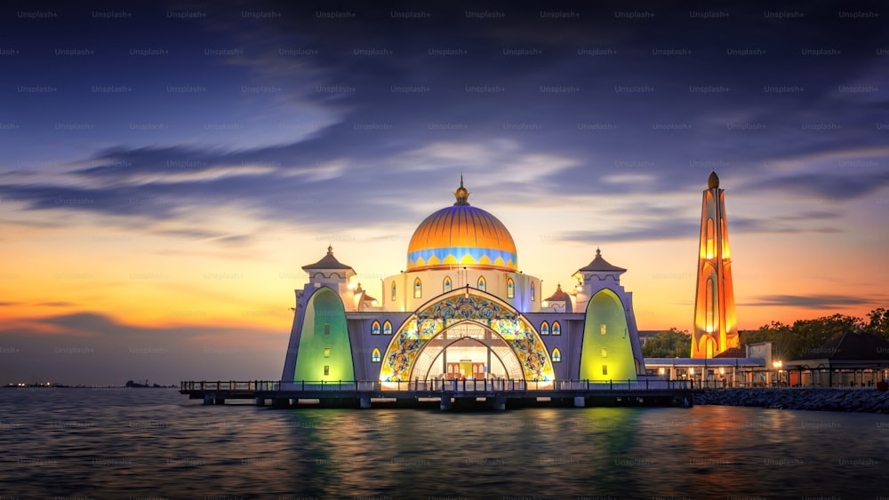 Una vista panorámica de la puesta de sol en la mezquita del estrecho de Melaka Masjid Selat Melaka, Malasia