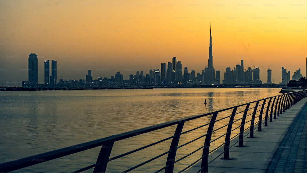 Una hermosa toma de los edificios de Dubái desde el puente por la noche.