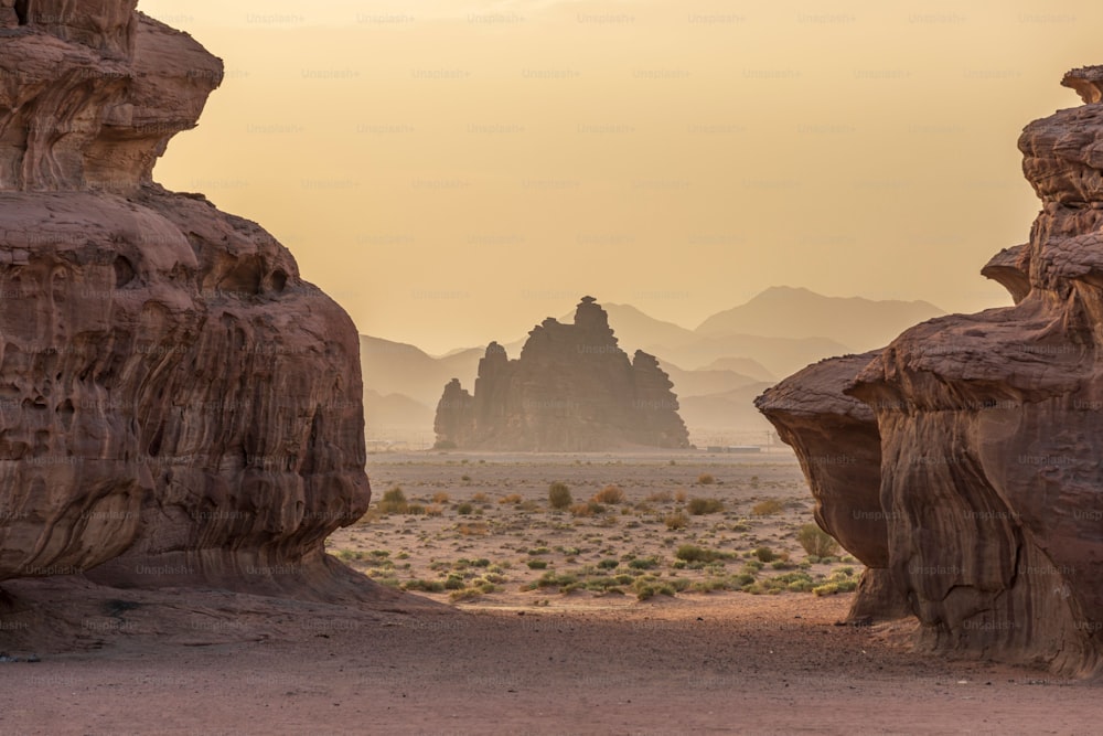 Eine malerische Wüstenlandschaft mit Felsformationen von Tabuk, Neom bei Sonnenuntergang