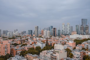 Eine Luftaufnahme einer entwickelten und modernen Stadt Tel Aviv in Israel mit einer spektakulären Skyline aus unzähligen hoch aufragenden Gebäuden.