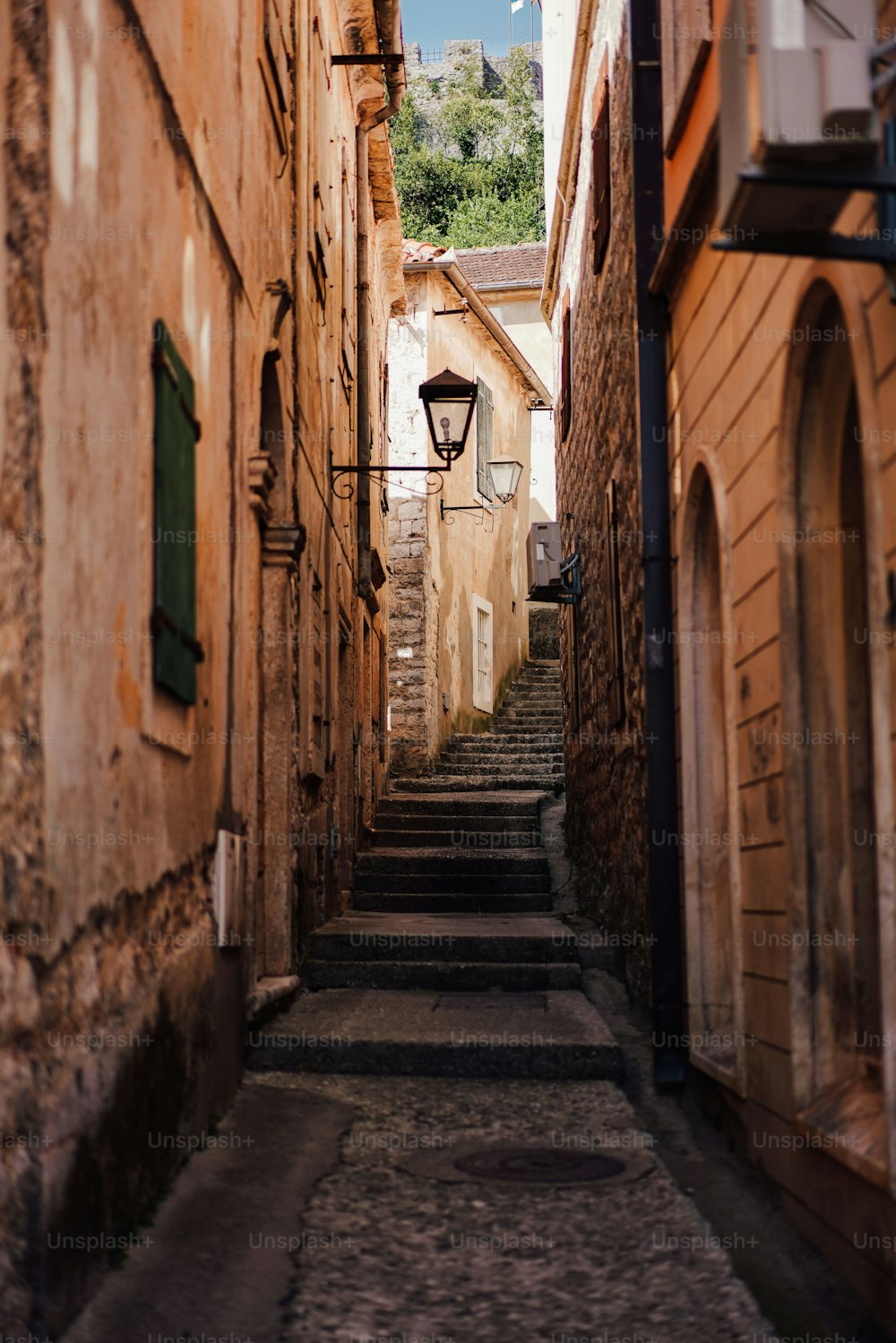 Um caminho panorâmico através de um beco de pedra com escadas em Herceg Novi, Montenegro