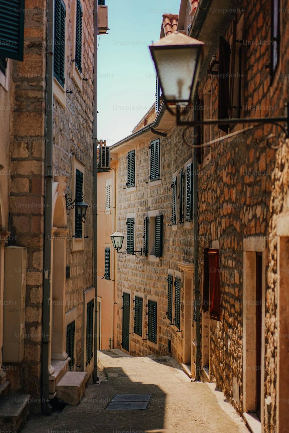 Una antigua calle europea con una farola de estilo vintage en Herceg Novi, Montenegro