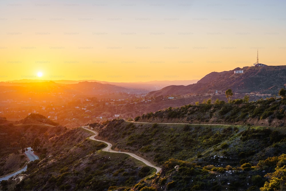 Una vista panoramica del parco Griffith con il suo paesaggio montuoso a Los Angeles al tramonto, CA, USA