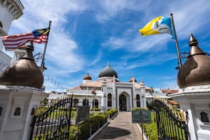 말레이시아 페낭 조지타운에서 가장 오래된 모스크인 마스지드 카피탄 켈링(Masjid Kapitan Keling)은 광각과 입구 전면에 깃발이 있습니다.