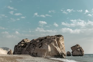 La escarpada costa de Petra tou Romiou en Pafos, Chipre y el hermoso mar
