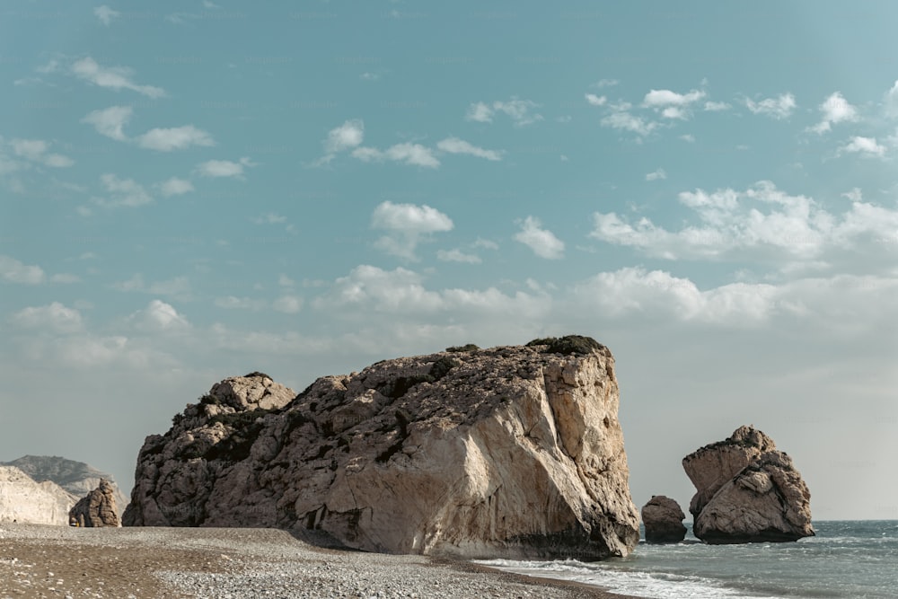 A costa acidentada do Petra tou Romiou em Pafos, Chipre e o belo mar