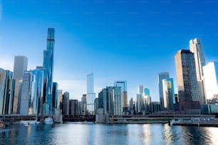 Il paesaggio urbano di Chicago con il lago in primo piano e un cielo azzurro sullo sfondo.