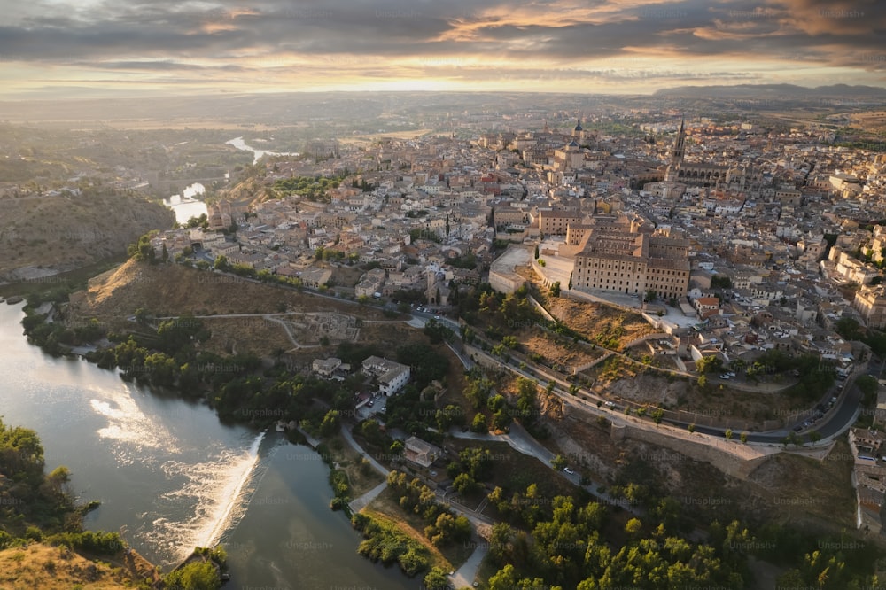 Uma bela vista aérea sobre a cidade histórica de Toledo. Viagens e turismo em Espanha, Europa