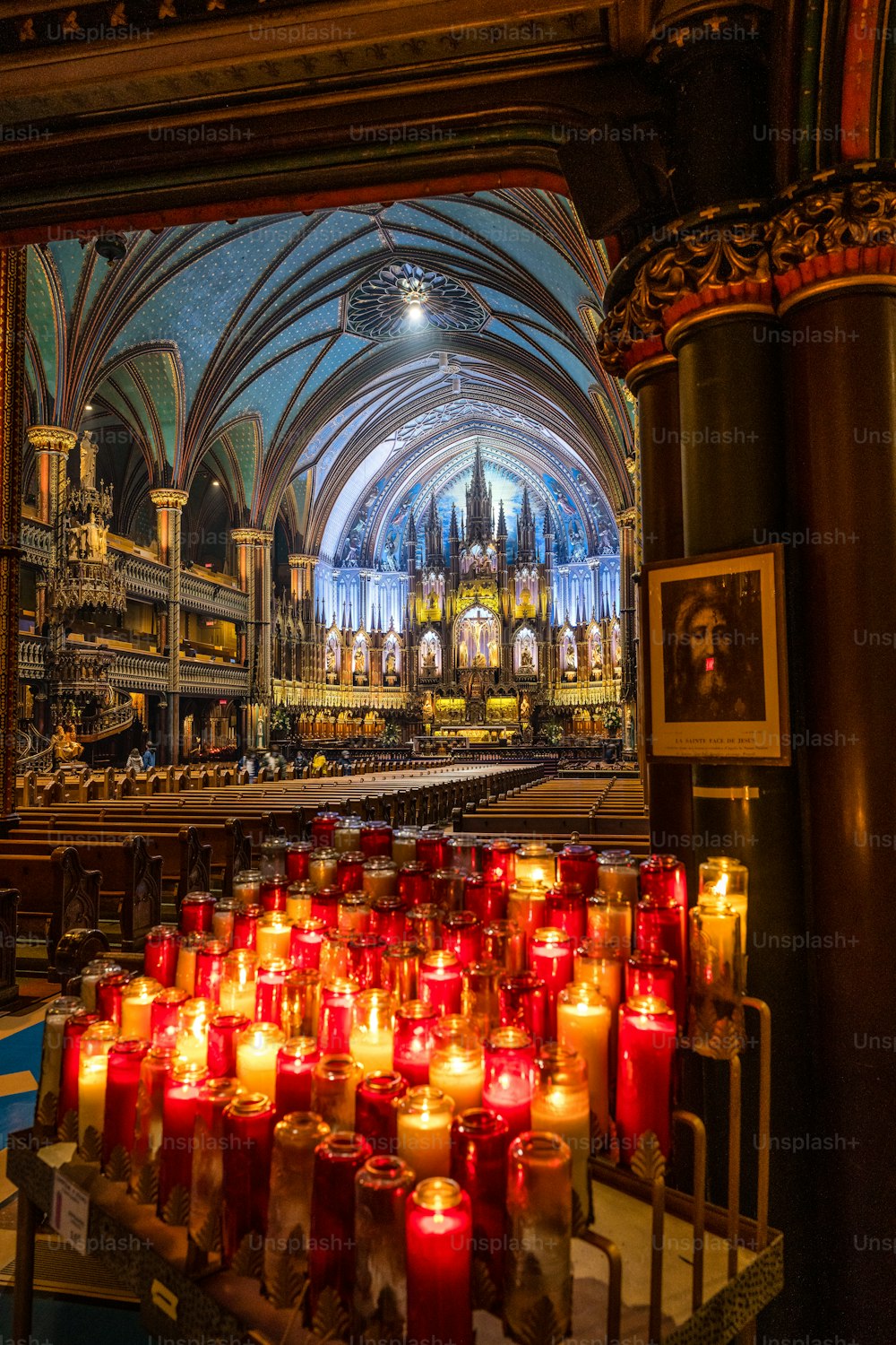 Uma cena pacífica com velas acesas na Basílica de Notre-Dame de Montreal, Canadá