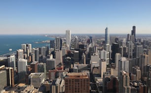 Uma vista panorâmica do horizonte de Chicago, Illinois, nos EUA, sob um céu claro