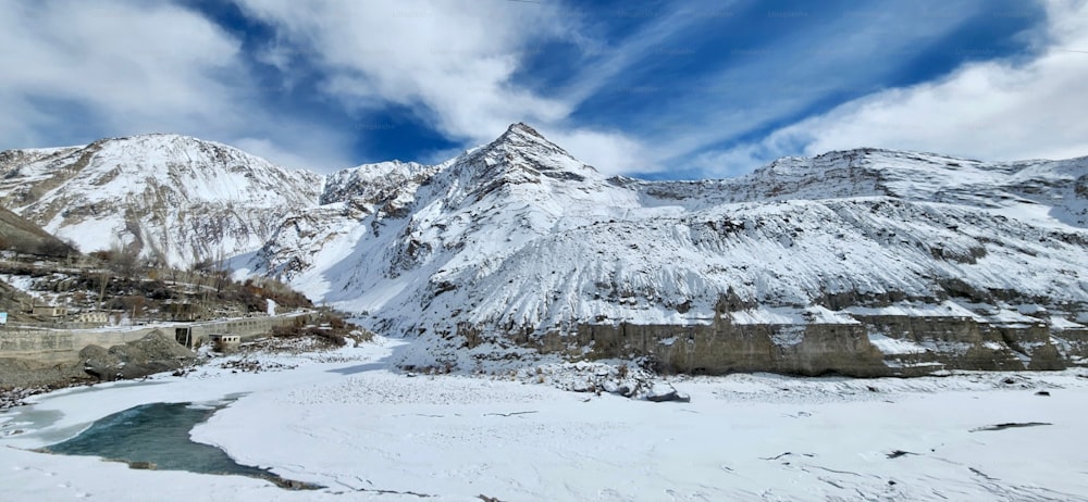 As montanhas cobertas de neve em Leh Ladakh, Índia.