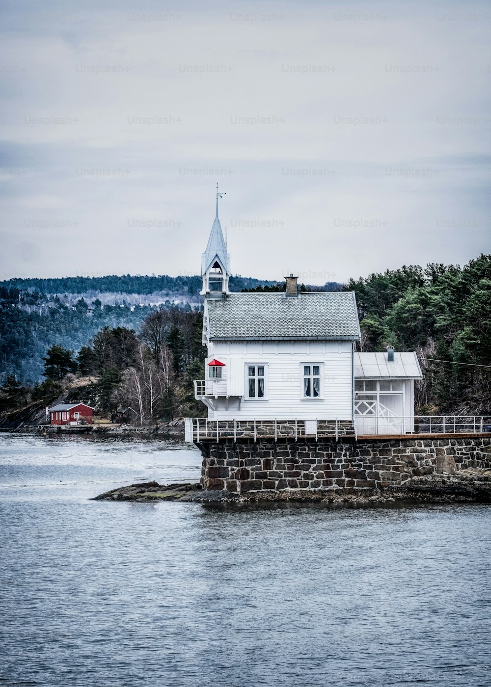 O histórico farol de madeira Heggholmen no fiorde de Oslo na foz do porto de Oslo