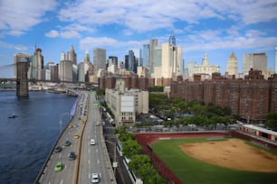 ニューヨーク市のマンハッタン橋からのマンハッタンのスカイラインとブルックリン橋の空撮