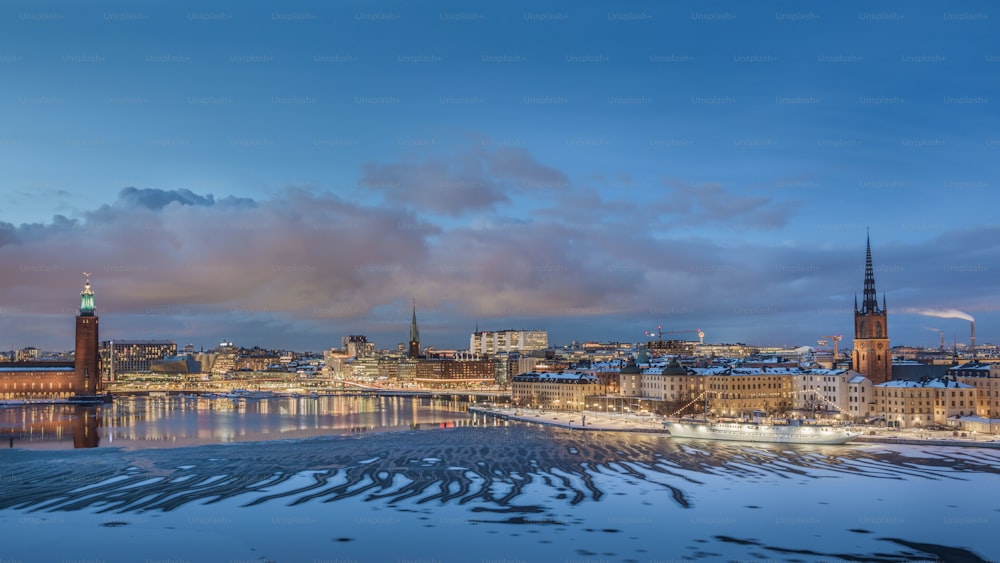 スウェーデンの首都ストックホルム、ブルーアワー、寒い冬の夜