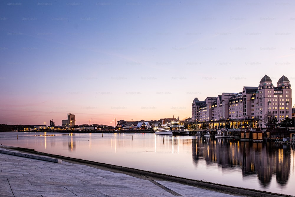 El ayuntamiento de las torres gemelas en Oslo, Noruega, al atardecer.