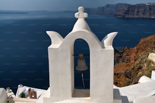 ギリシャのサントリーニ島のイアにある伝統的な教会の鐘。