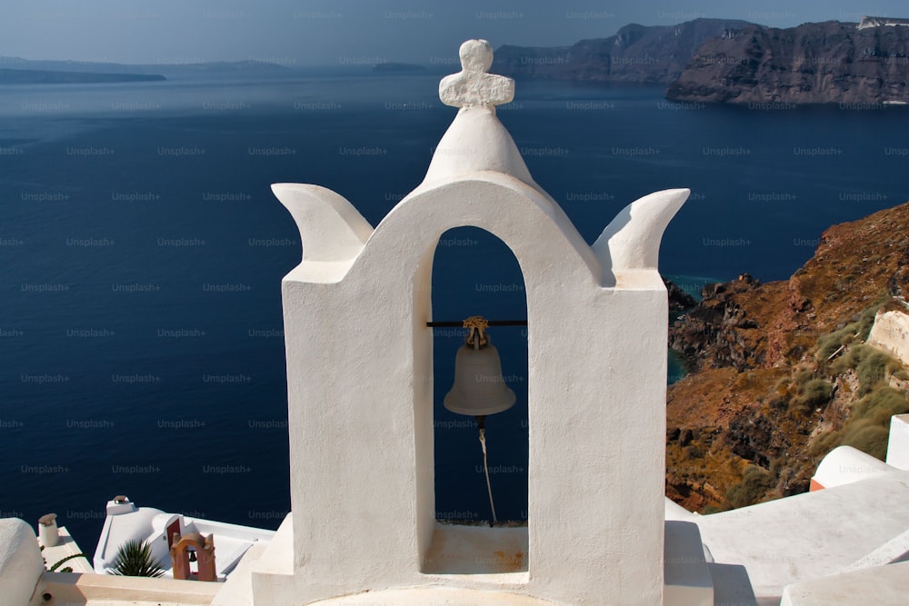 Um sino de igreja tradicional em Oia, na ilha grega de Santorini.