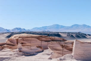 Una splendida area arida in un deserto bianco con formazioni rocciose vulcaniche a Campo De Piedra Pomez