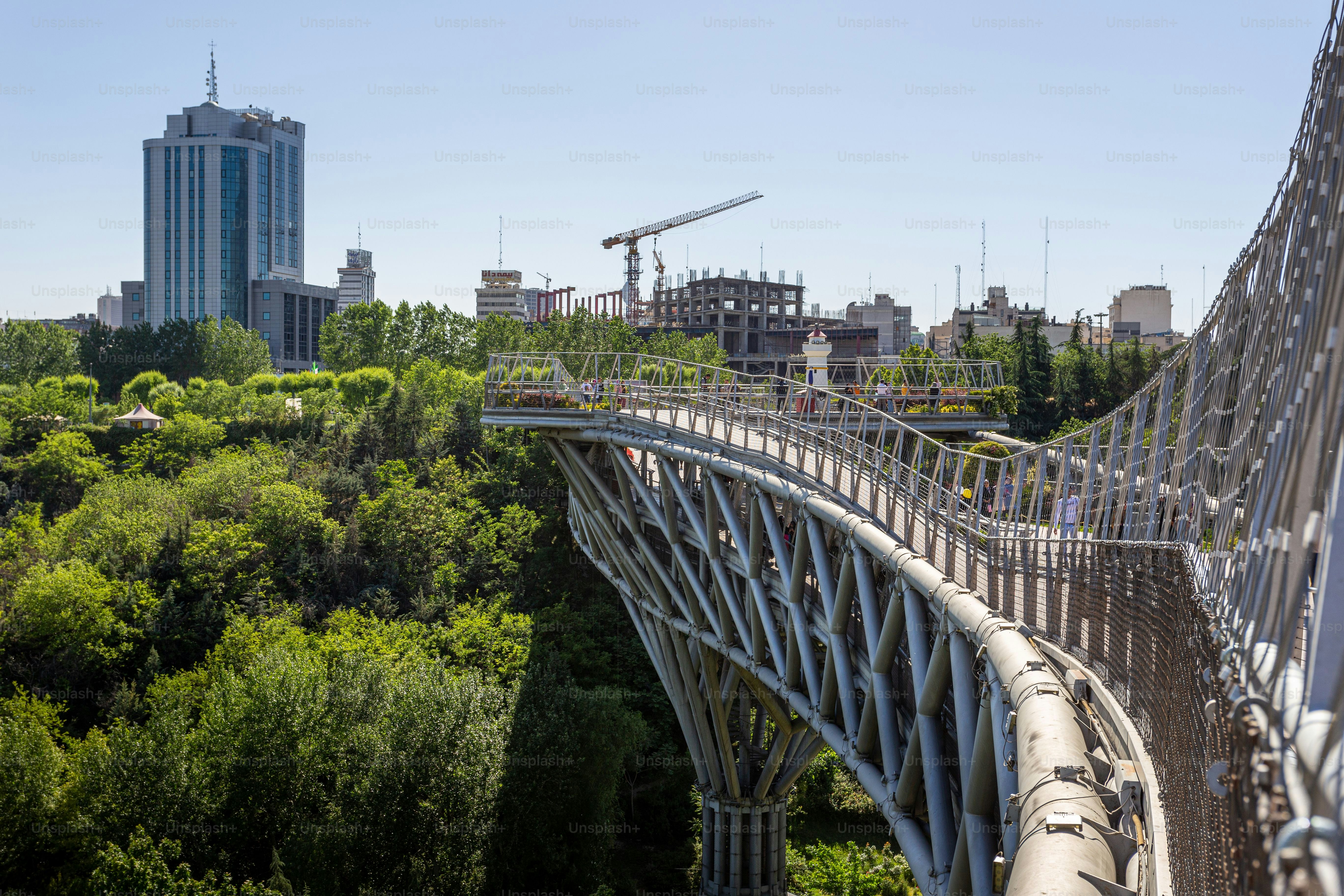 Die Tabi'at-Brücke verbindet zwei große Stadtparks in Teheran über eine stark befahrene Autobahn.